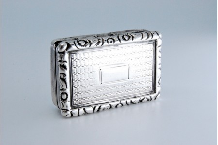 Caixa de Vinagrete em prata e ouro relevada na borda e frisada na envolvência do período de George IV.